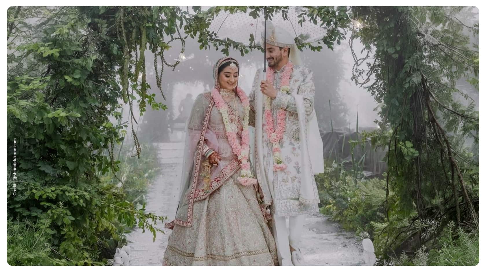 बारिश में भी फीका नहीं पड़ेगा ब्राइडल लुक, लहंगा चुनते समय रखें इन बातों का ध्यान!