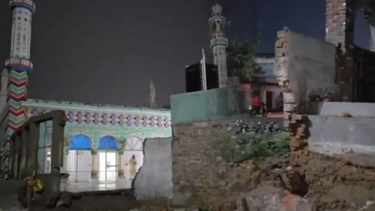 UP: भारी बारिश के चलते बुलंदशहर में गिरी मस्जिद की बाउंड्रीवाल, एक ही परिवार के 3 सदस्यों की मौत; मलबे में दबने से कई घायल