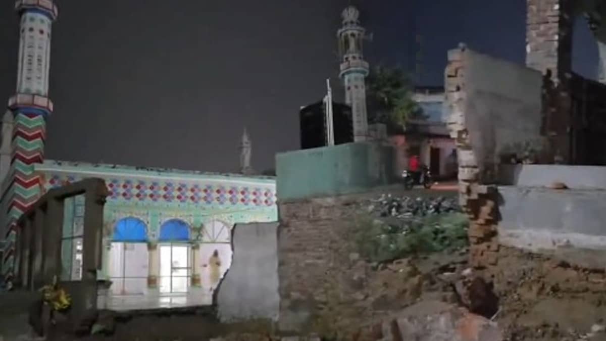 UP: भारी बारिश के चलते बुलंदशहर में गिरी मस्जिद की बाउंड्रीवाल, एक ही परिवार के 3 सदस्यों की मौत; मलबे में दबने से कई घायल