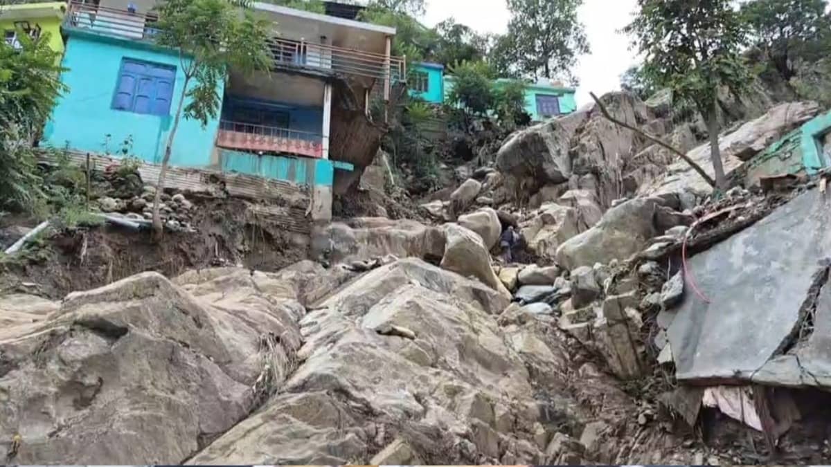 जम्मू-कश्मीर में बाढ़ से बिगड़े हालात, पुंछ और राजौरी में मलबे में दबे लोग; 20 से ज्यादा मौतें, कई लापता