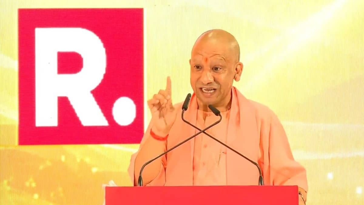 गड्ढे में सड़क है या सड़क में गड्ढे...2017 से पहले यूपी की ऐसी ही थी पहचान, आज एक्‍सप्रेस वे से विकास की रफ्तार पकड़ रहा प्रदेश- CM योगी
