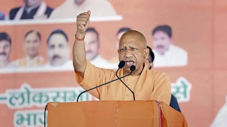 'हनुमानगढ़ी की सीढ़ियों पर नमाज पढ़वाई, क्या कोई जामा मस्जिद...', अयोध्या में सपा-कांग्रेस पर जमकर बरसे CM योगी, पूछा- ये पाप क्यों किया?