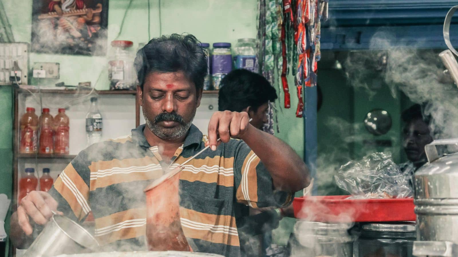38 हजार रुपये की नौकरी छोड़ चाय बेचने लगा शख्स, अब कमाई सुनकर लोग बोले- ये तो कमाल हो गया