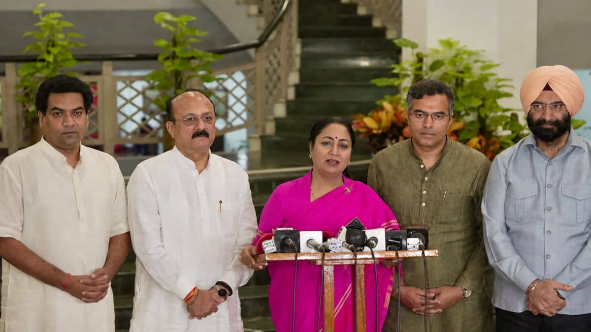 दिल्ली की महिलाओं को रक्षाबंधन का तोहफा, CM रेखा गुप्ता ने 2500 रुपये महीना की 'लक्ष्मी योजना' को दी मंजूरी; जानिए कब से शुरू होगा आवेदन