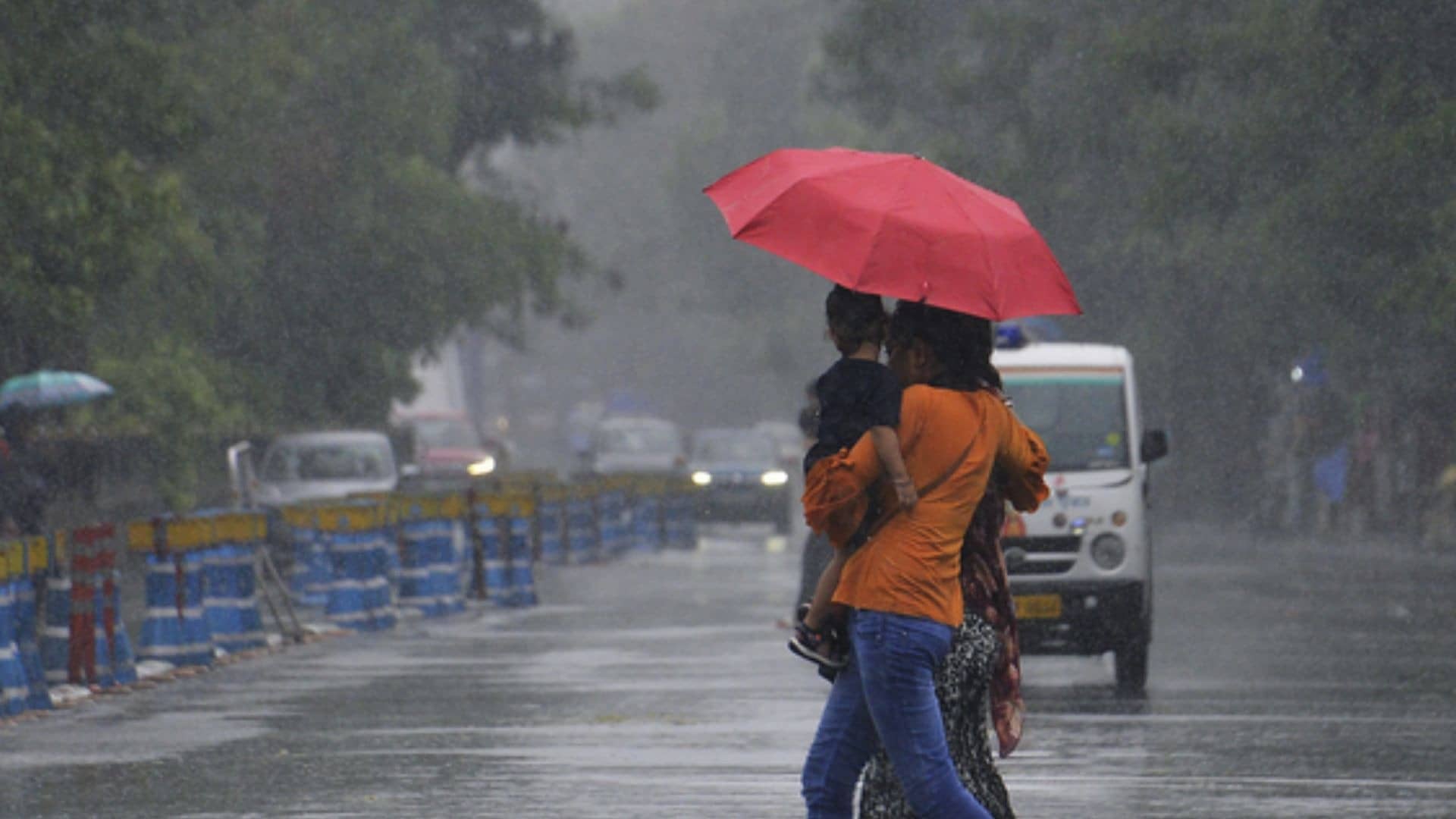 Delhi-NCR Rain: दिल्ली-NCR में रातभर मूसलाधार बारिश से सड़कें बनी तालाब, जगह-जगह जलभराव और ट्रैफिक ठप; जानें आज कैसा रहेगा मौसम का हाल