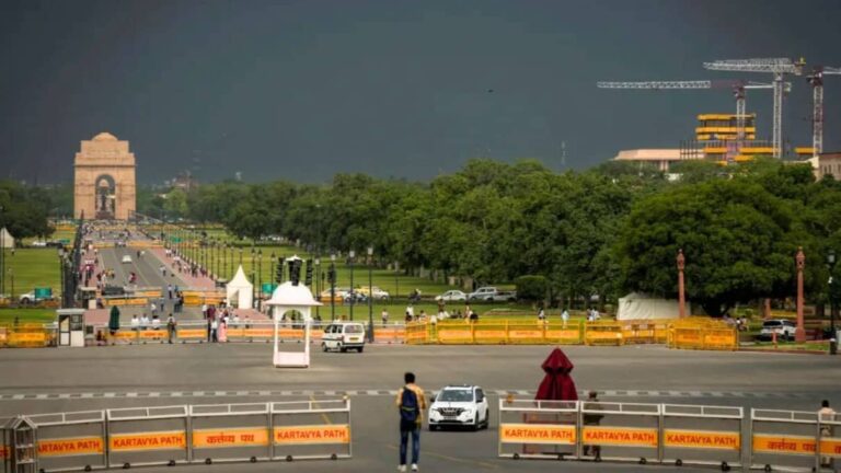 सुबह-सुबह दिल्ली-NCR में छाए घने बादल, इन राज्यों में भारी बारिश का अलर्ट; जानें IMD का ताजा अपडेट