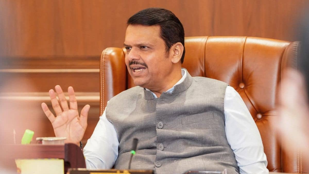 महाराष्ट्र में सियासी हलचल: दिल्ली दौरे से ठीक पहले Devendra Fadnavis की सुनील तटकरे, प्रफुल्ल पटेल और जयंत पाटिल संग बैठक, वर्षा बंगले पर हुई मुलाकात