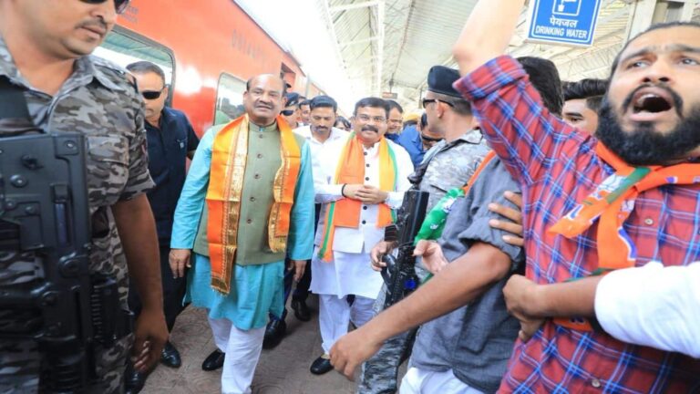 Dharmendra Pradhan: इस्तीफे की मांग के बीच लोकसभा स्पीकर से मिले धर्मेंद्र प्रधान, क्या हुई बात?