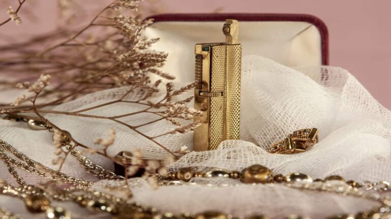 Gold Price Today: सोने-चांदी के भाव स्थिर, 7 दिनों में ₹1040 गिरा गोल्ड, चेक करें 24 से 18 कैरट का लेटेस्ट भाव