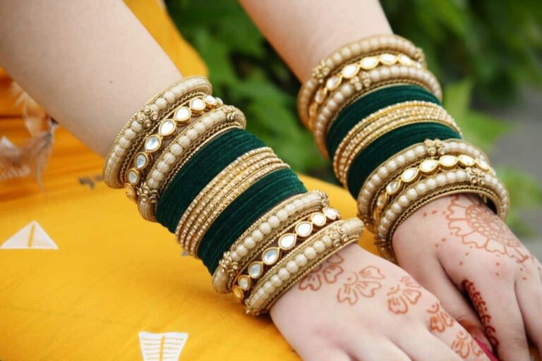 चूड़ियों की खनक सावन की धुन, अपने मूड के हिसाब से चुने ग्रीन बैंगल्स के ये ट्रेंडी डिजाइन!