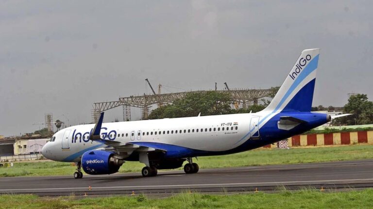 दुबई से मुंबई आ रही IndiGo फ्लाइट की राजकोट में इमरजेंसी लैंडिंग, कार्गो होल्ड एरिया में धुआं दिखने के बाद हड़कंप