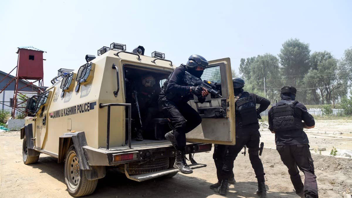 Jammu & Kashmir: डोडा में आधी रात खूनी झड़प! SOG जवानों से सर्विस रिवॉल्‍वर छीनने की कोशिश में फायरिंग, आरिफ हुसैन हुआ ढेर; सेना ने संभाला मोर्चा