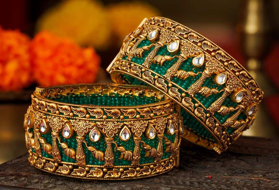 वर्किंग वुमन की पहली पसंद बने हरे कंगन, इस सावन आप भी करें ट्राई