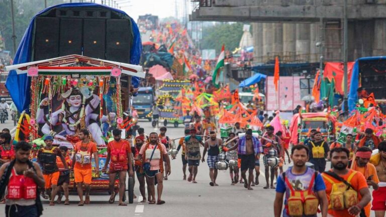 'बम-बम भोले' के जयकारों से गुंजायमान हुआ UP, योगी सरकार की सुरक्षा और सेवा में सुगम हुई कांवड़ यात्रा