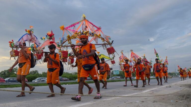 Kanwar Yatra 2026: मीट-शराब की दुकानें बंद, ड्रोन से होगी निगरानी... कांवड़ यात्रा को लेकर यूपी सरकार का मेगा प्लान, जानें- बड़ी बातें