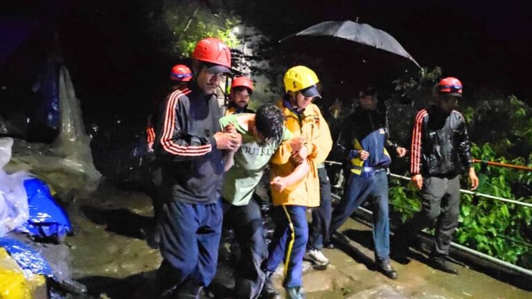 Kedarnath: केदारनाथ के पैदल रास्ते पर खाई में गिरा युवक, SDRF ने पूरी रात किया रेस्क्यू; कड़ी मशक्कत के बाद बचाई जान