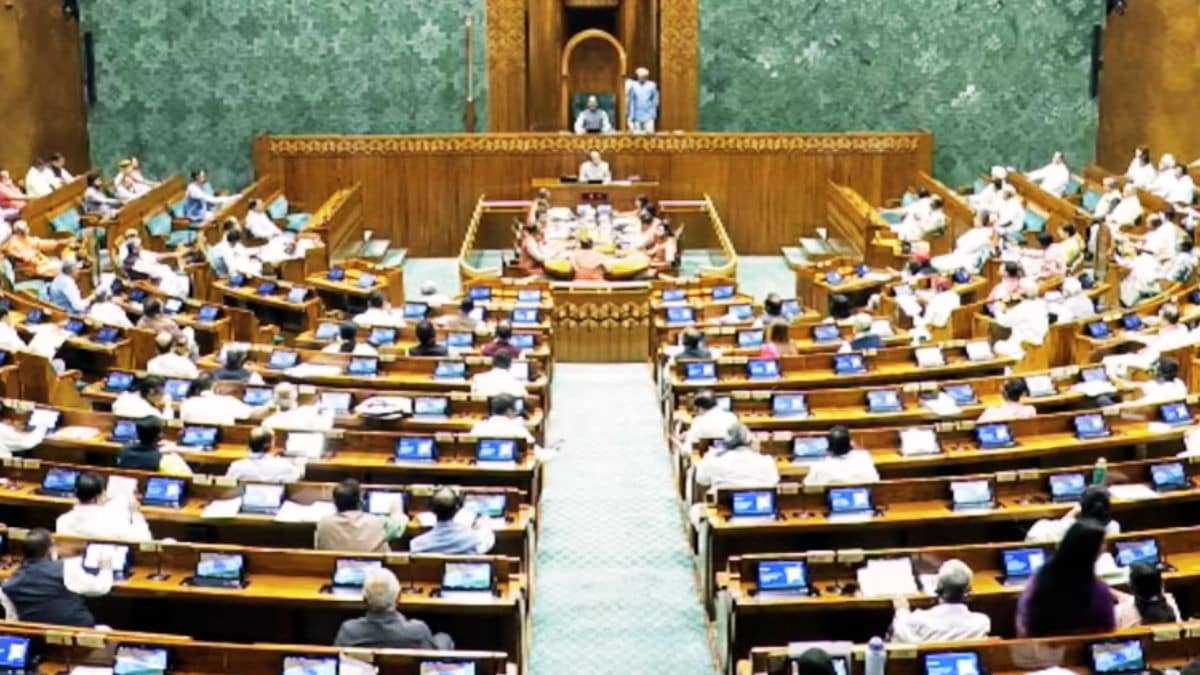 Parliament Session: संसद में पैलेट गन के मुद्दे पर विपक्ष का हंगामा, एंटी पेपर बिल पर चर्चा से पहले लोकसभा-राज्यसभा 2 बजे तक के लिए स्थगित