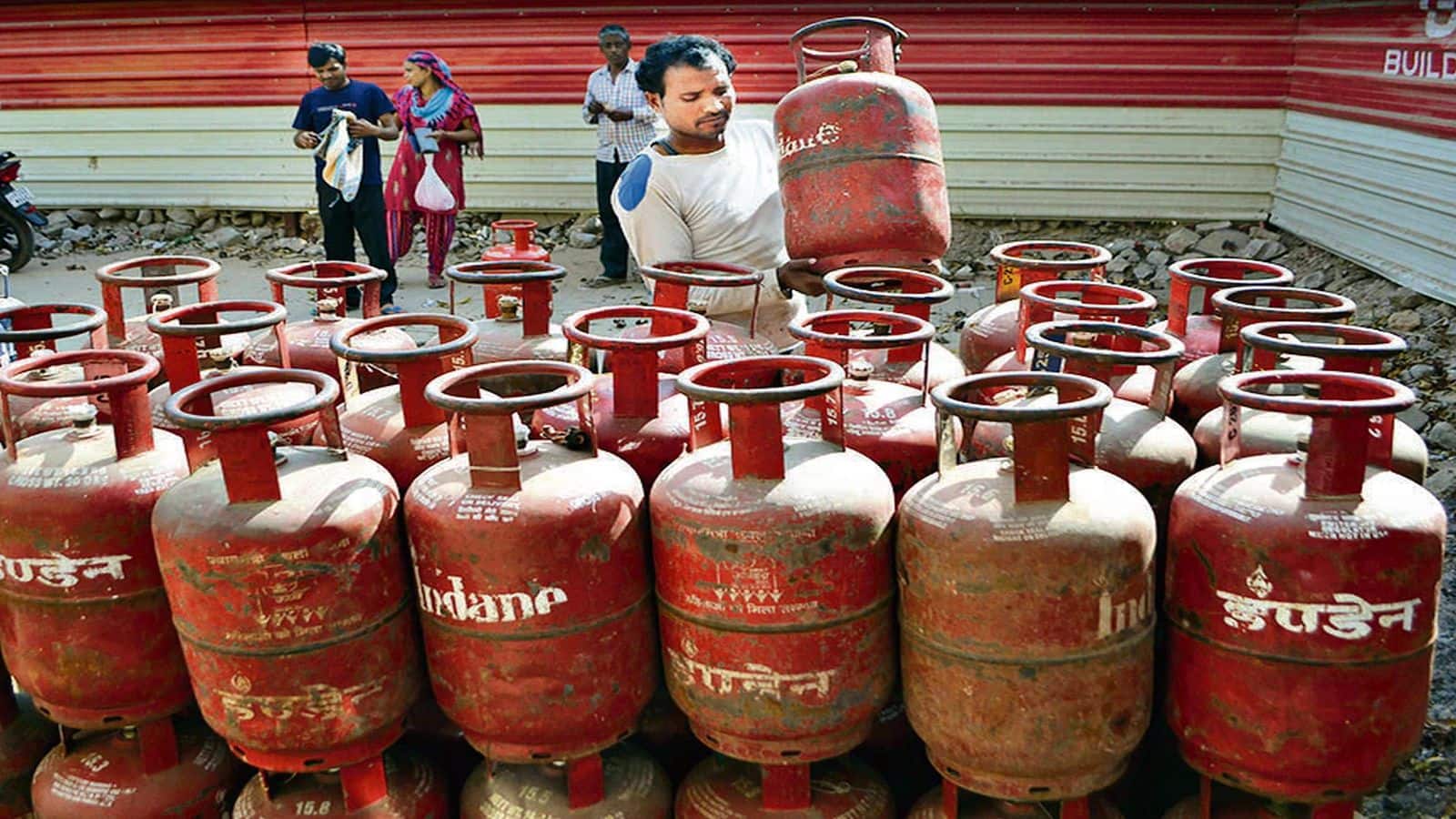 LPG Gas Price Today: गैस सिलेंडर की कीमतों पर बड़ा अपडेट! आज क्या है 14.2 किलो LPG का रेट, क्या बढ़ने वाली हैं कीमतें?