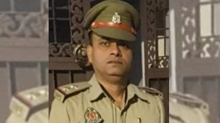UP: लखनऊ में एक अस्पताल के सामने खड़ी गाड़ी में दरोगा की संदिग्ध हालात में लाश मिलने से हड़कंप, अजय सिंह के रूप में हुई शिनाख्त
