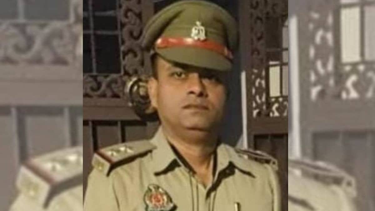 UP: लखनऊ में एक अस्पताल के सामने खड़ी गाड़ी में दरोगा की संदिग्ध हालात में लाश मिलने से हड़कंप, अजय सिंह के रूप में हुई शिनाख्त