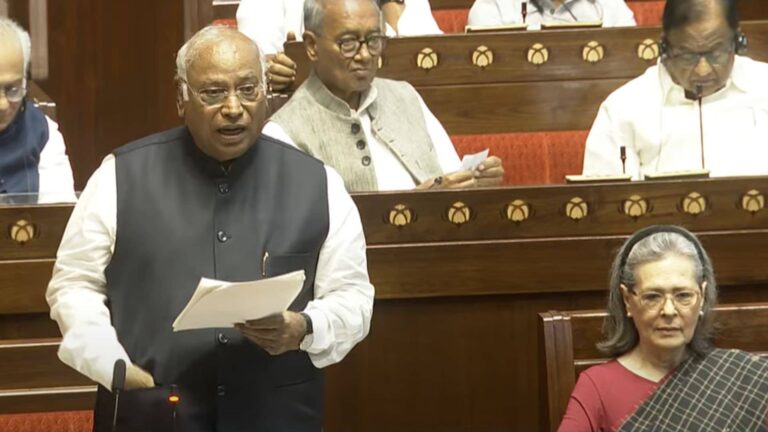 Anti-Paper Leak Debate: मल्लिकार्जुन खरगे के बयान पर राज्यसभा में जोरदार हंगामा, गिरिराज सिंह के बोलते ही भड़का विपक्ष; जमकर की नारेबाजी