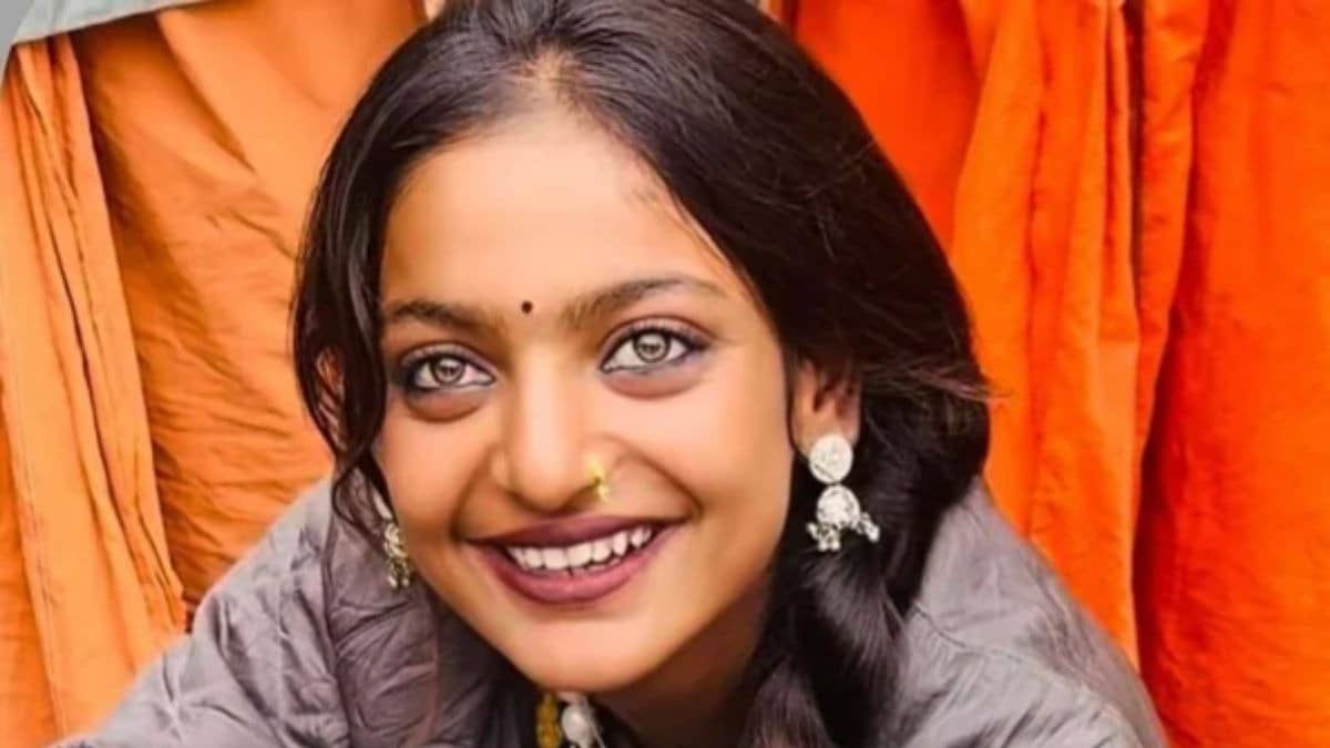 'जहां भी जाती हूं, लोग पीछा करते हैं...', महाकुंभ की 'वायरल गर्ल' मोनालिसा को फिर मिली पुलिस सुरक्षा, हाईकोर्ट ने दिए ये आदेश