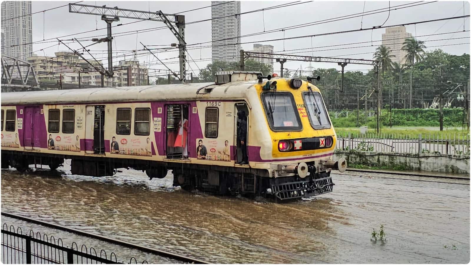 Mumbai Key Trains Terminated: भारी बारिश से मुंबई का इंपॉर्टेंट रेल रूट ठप, वंदे भारत-शताब्दी समेत कई ट्रेनें रद्द, देखें पूरी लिस्ट