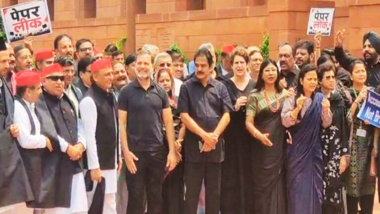 राहुल गांधी से लेकर अखिलेश यादव तक... संसद परिसर में काले कपड़े पहनकर पहुंचे विपक्षी सांसद, जमकर किया हंगामा