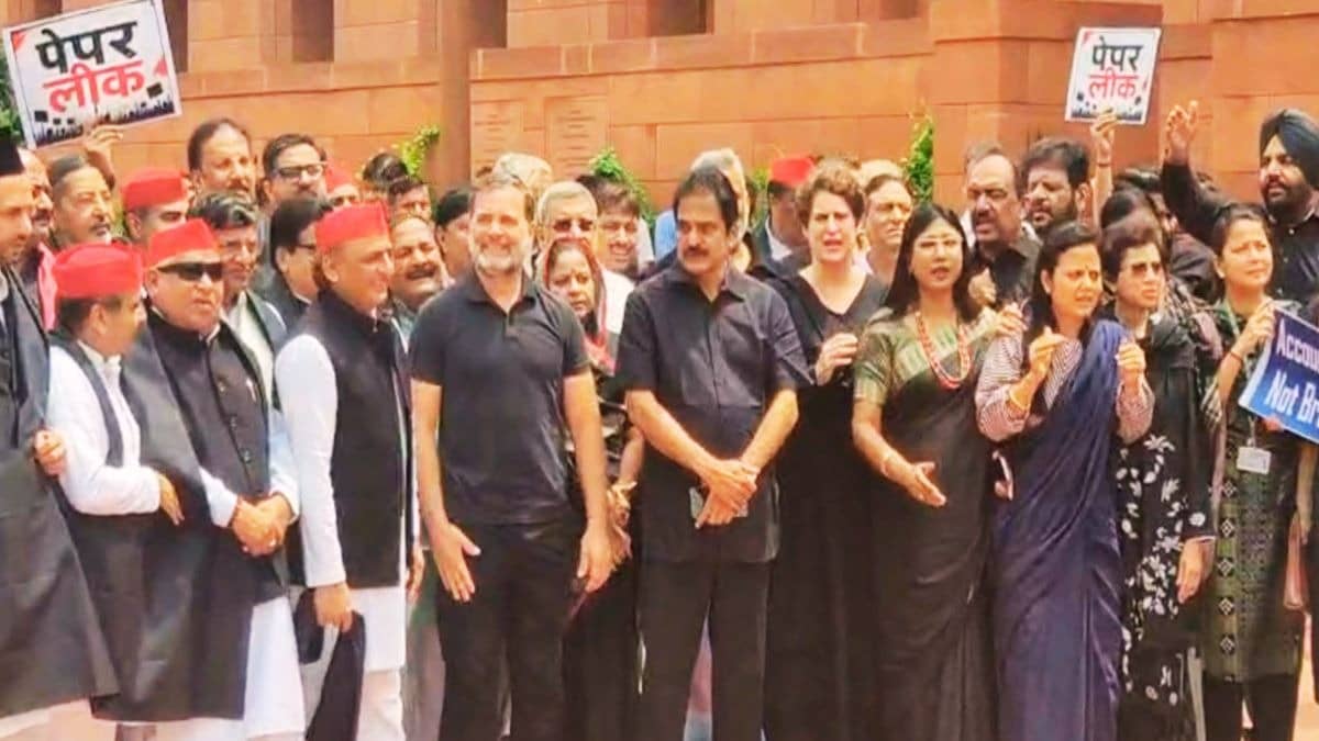 राहुल गांधी से लेकर अखिलेश यादव तक... संसद परिसर में काले कपड़े पहनकर पहुंचे विपक्षी सांसद, जमकर किया हंगामा
