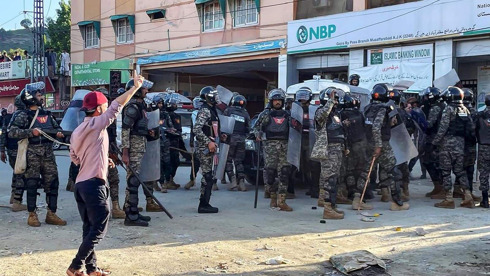 PoK Protest: 'वे भारत की तरह दुश्मन हैं..'; मुनीर की सेना ने पीओके में की 34 प्रदर्शनकारियों की हत्या, पाकिस्तानी रक्षा मंत्री का शर्मनाक बयान