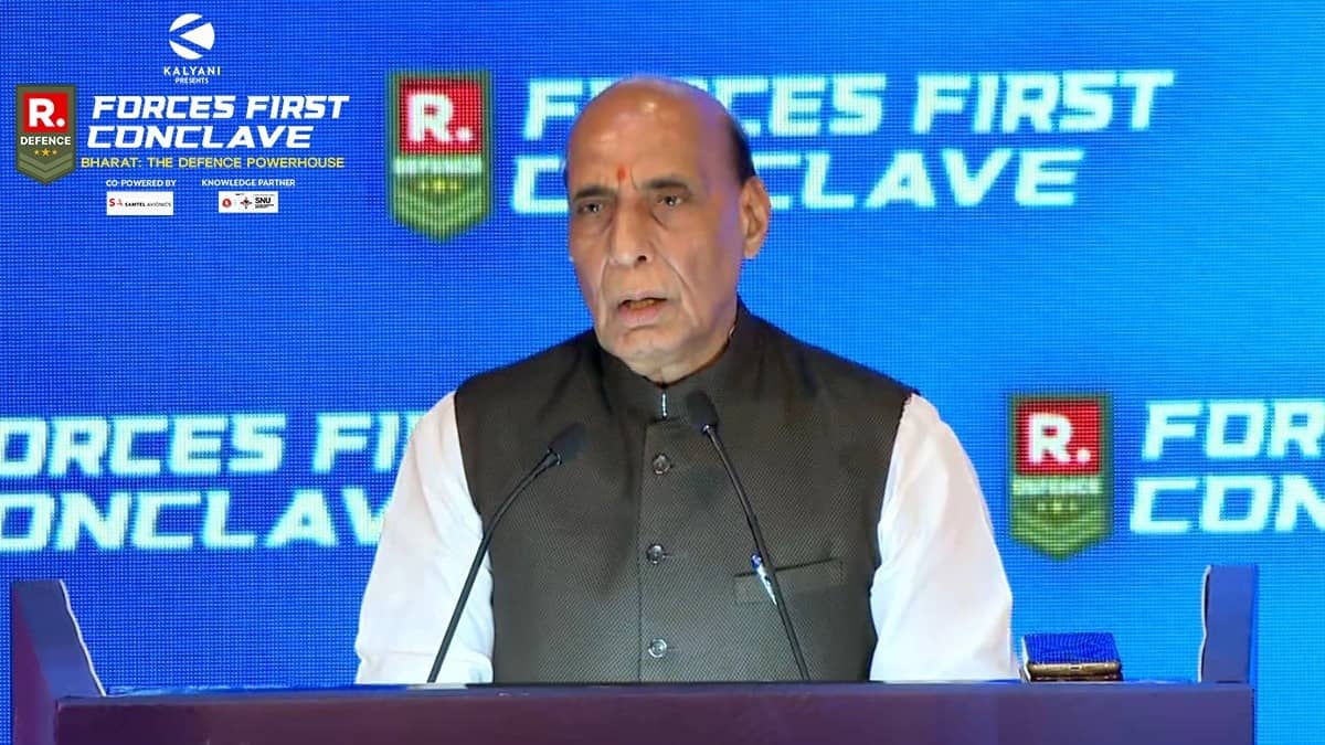 'जो देश सैनिकों की रक्षा करना नहीं जानता, उसका भविष्य कभी सुरक्षित नहीं हो सकता', रिपब्‍लिक टीवी के फोर्सेस फर्स्‍ट कॉन्‍क्‍लेव में बोले राजनाथ सिंह