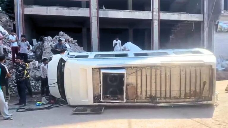 Rajouri Accident: राजौरी में यात्रियों से भरी टेम्पो ट्रैवलर पलटी, हादसे में 20 लोग घायल; अस्पताल में चल रहा इलाज