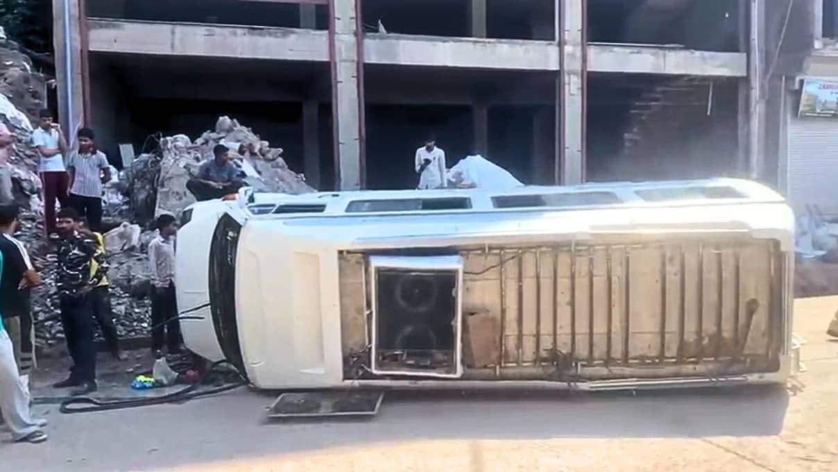 Rajouri Accident: राजौरी में यात्रियों से भरी टेम्पो ट्रैवलर पलटी, हादसे में 20 लोग घायल; अस्पताल में चल रहा इलाज