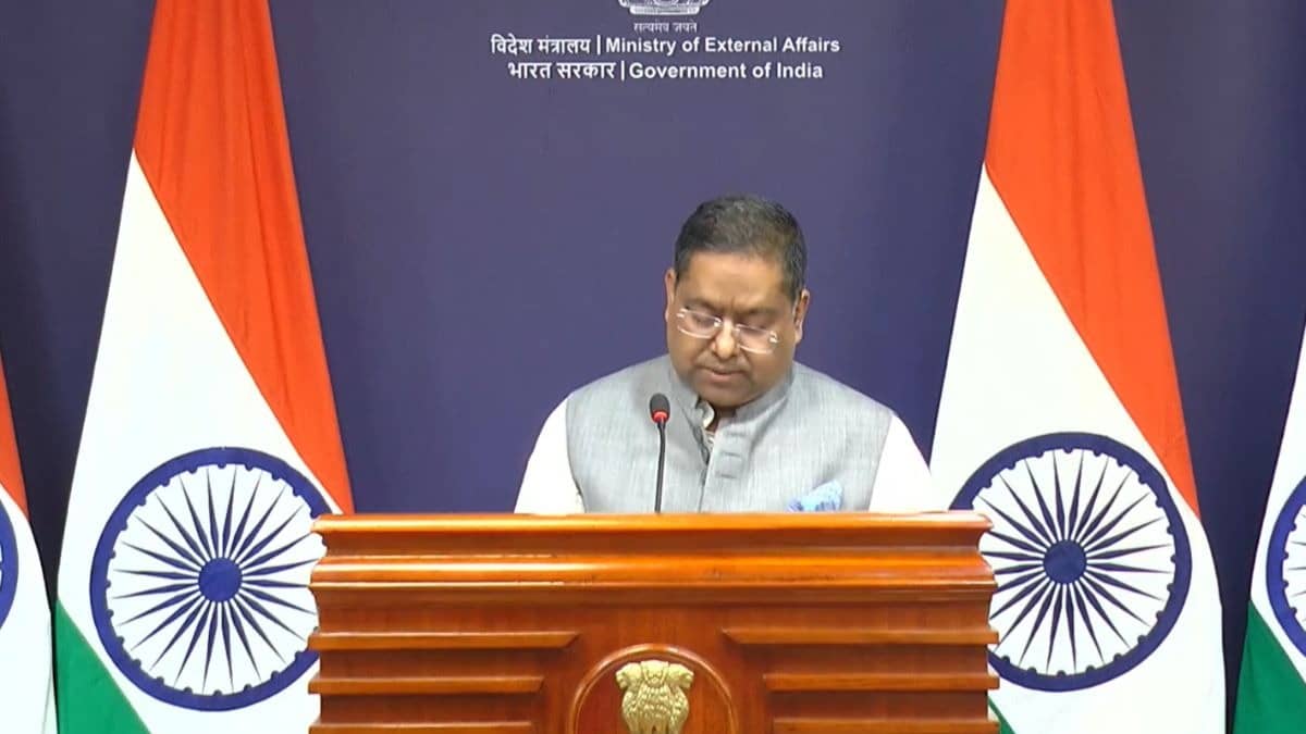 'बारीकी से रखे हुए हैं नजर, हम दुनिया के कई देशों से...', अमेरिका लाया रूस से तेल खरीदने पर 100% टैरिफ का बिल तो भारत का आया ये रिएक्शन