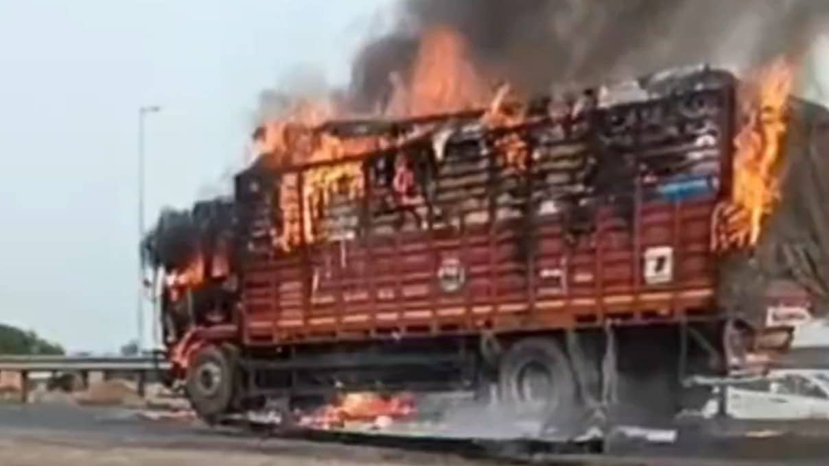 रेवाड़ी में NH-48 पर कैंटर और डंपर की टक्कर, कैंटर में लगी भीषण आग; फायर ब्रिगेड की टीम मौके पर मौजूद