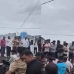 महाराष्ट्र: सतारा में एक शख्स को बल्ब लगाते समय लगा करंट, बचाने की कोशिश में पत्नी और 2 बच्चे भी चपेट में, एक ही परिवार के 4 लोगों की दर्दनाक मौत