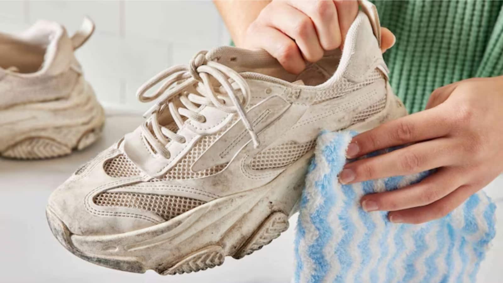 Tips & Tricks: बारिश में भी जूतों से नहीं आएगी बदबू, नमी दूर करने और फुटवियर को सुरक्षित रखने के लिए आजमाएं ये असरदार तरीके