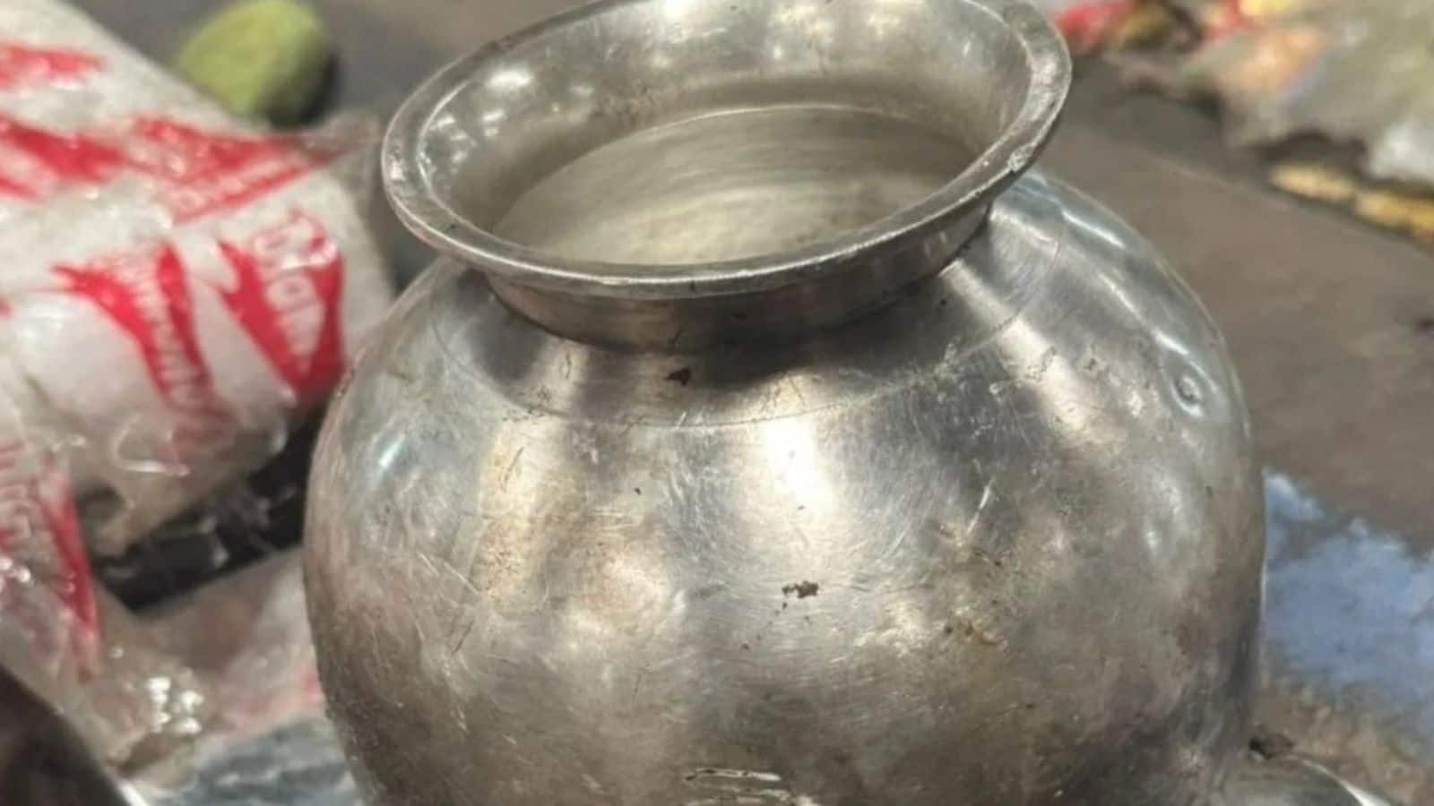 कचरे में फेंक दिया 7 लाख का चांदी का लोटा फिर इंदौर नगर निगम ने इसकी रिकवरी के लिए चला दिया पूरा अभियान