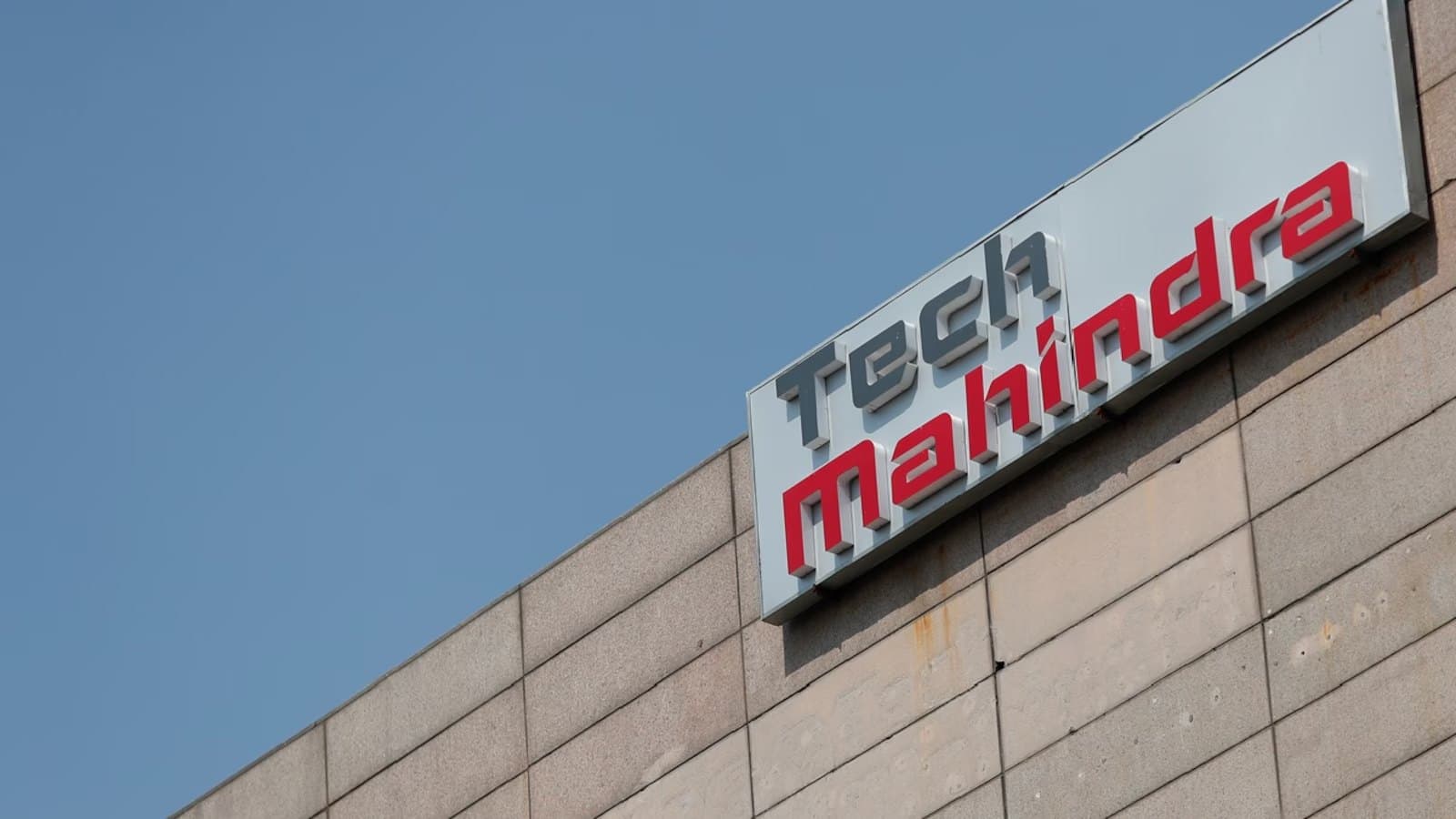 Tech Mahindra Share Price: मुनाफा 28% बढ़ने के बाद शेयर 4% चढ़ा, अब क्या हो निवेशकों की स्ट्रैटेजी?