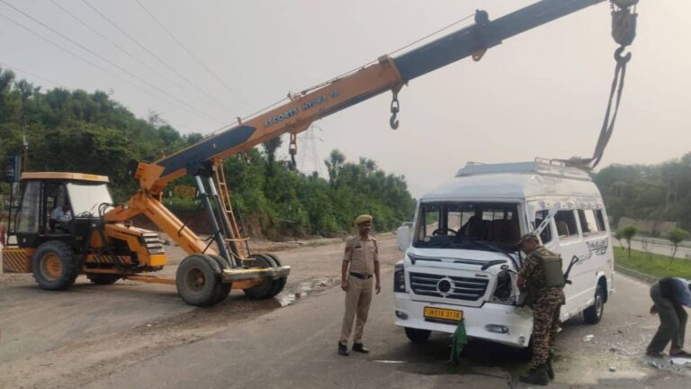 Breaking: अमरनाथ यात्रा पर जा रहे श्रद्धालु हुए हादसे का शिकार, सड़क से फिसली गाड़ी; 5 घायल, CRPF ने किया रेस्‍क्‍यू