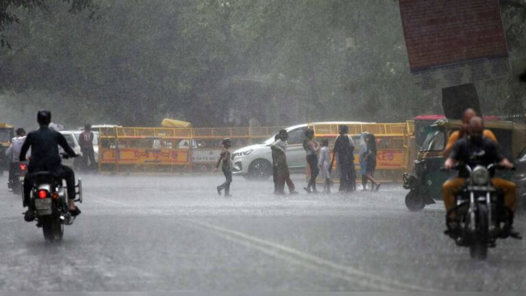 Weather: मॉनसून ने पकड़ी रफ्तार, दिल्ली-NCR में गरज-चमक के साथ जोरदार बारिश; जानें अपने शहर का हाल
