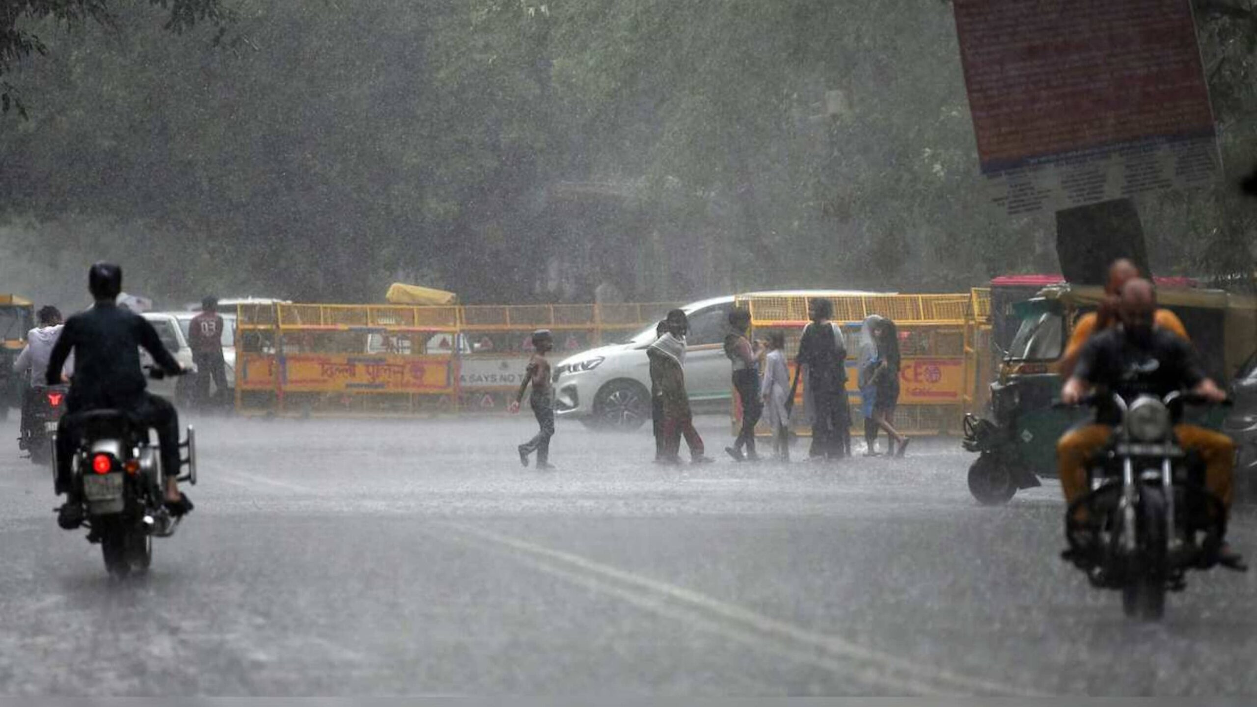 Weather: मॉनसून ने पकड़ी रफ्तार, दिल्ली-NCR में गरज-चमक के साथ जोरदार बारिश; जानें अपने शहर का हाल