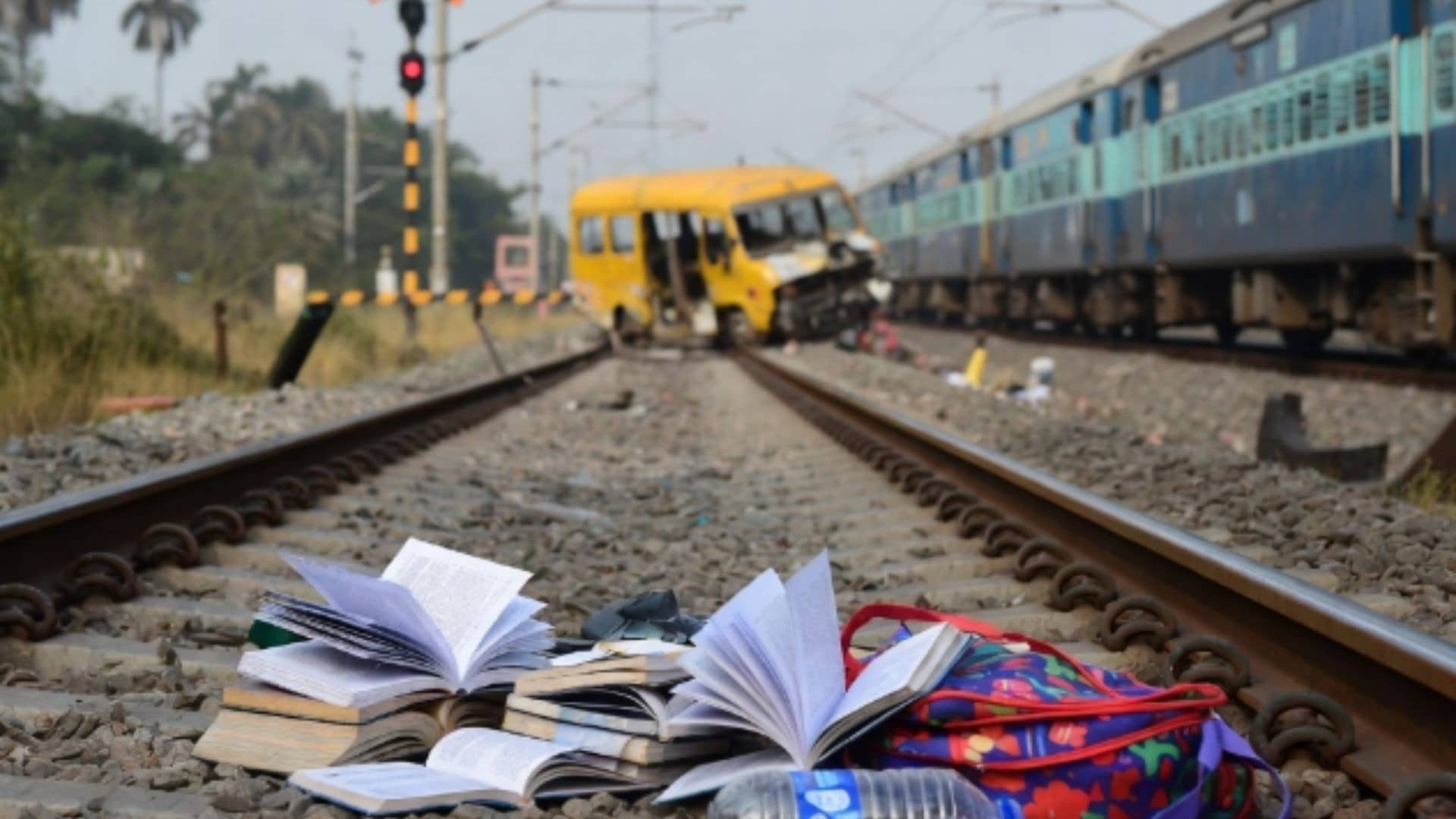 West Bengal: मुर्शिदाबाद में बड़ा हादसा, खुला हुआ था रेलवे फाटक, तेज रफ्तार ट्रेन ने स्कूल वैन को मारी टक्कर; 3 की मौके पर मौत