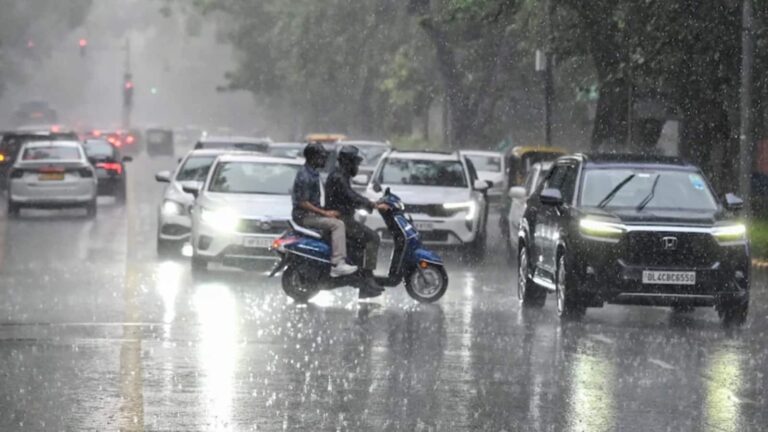 कल का मौसम: IMD ने इस इलाके में भारी बारिश की रेड कलर वॉर्निंग दी, यूपी-बिहार संग कई राज्यों में 30 अगस्त को बारिश का तांडव