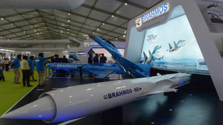 आधी वजनी लेकिन दोगुनी घातक! भारत की BrahMos-NG के सामने दुश्मन के एयर डिफेंस फेल, जानिए ब्रह्मोस और NG में क्या है फर्क