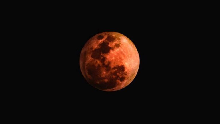 28 अगस्त को लगने जा रहा चंद्र ग्रहण, इन 4 राशियों पर पड़ेगा सबसे ज्यादा असर, जानें जानें ज्योतिषीय संकेत और उपाय