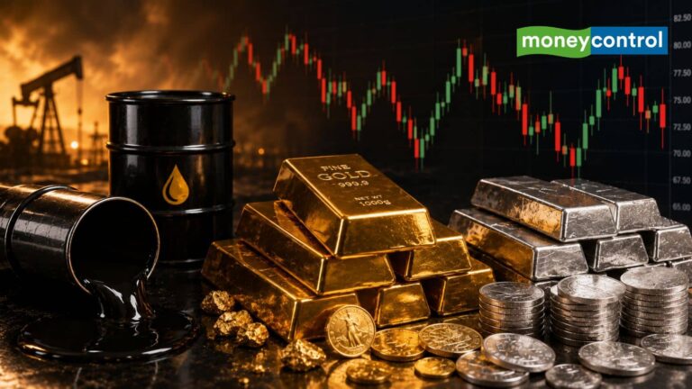Gold Silver Prices Today: दिल्ली में सोना लगातार दूसरे दिन गिरा, चांदी की कीमतें अपरिवर्तित