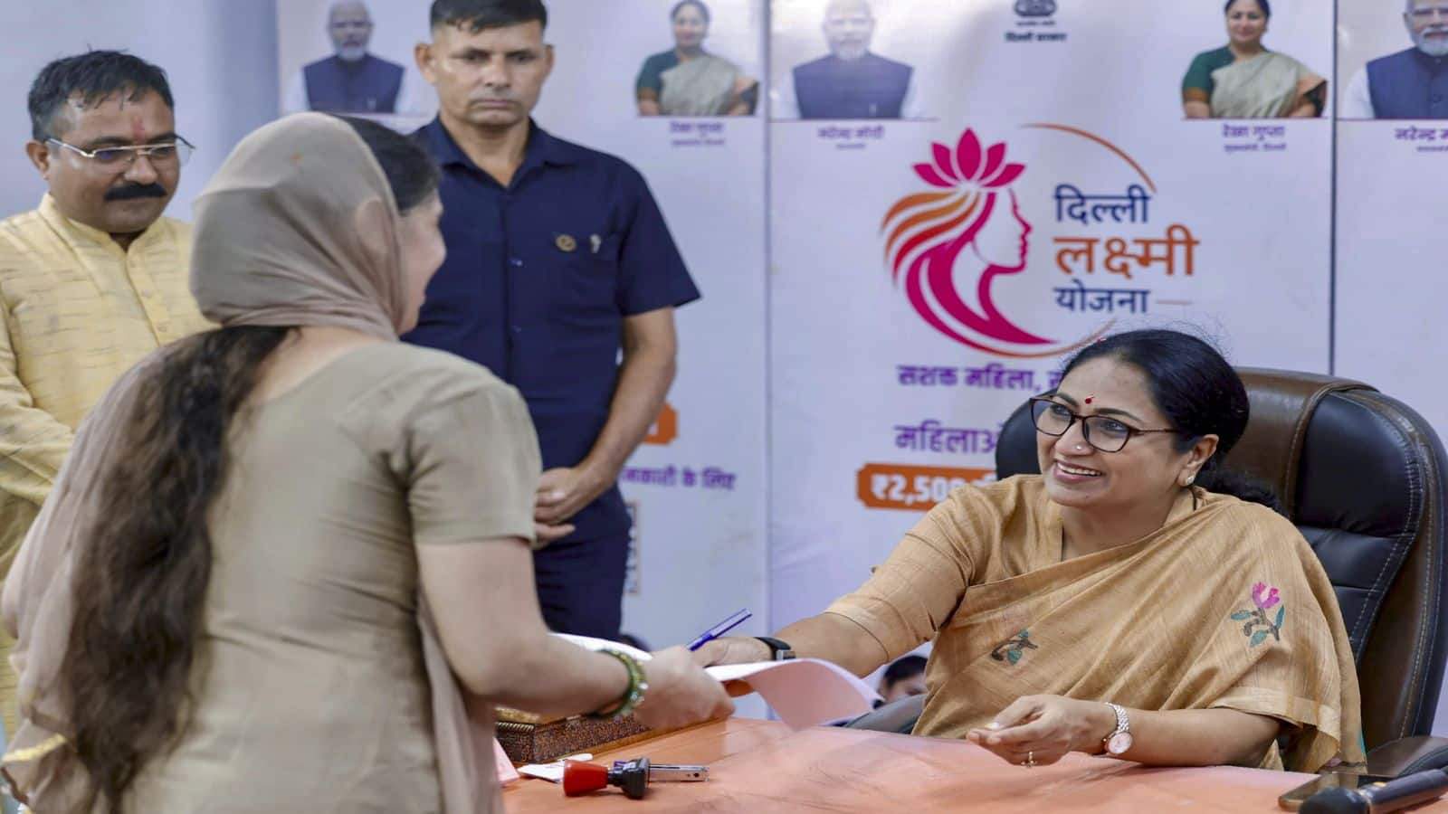दिल्ली लक्ष्मी योजना के तहत 26 अगस्त से बांटे जाएंगे सैंक्शंस लेटर, महिलाओं के खाते में इस दिन से आएंगे ₹2,500!