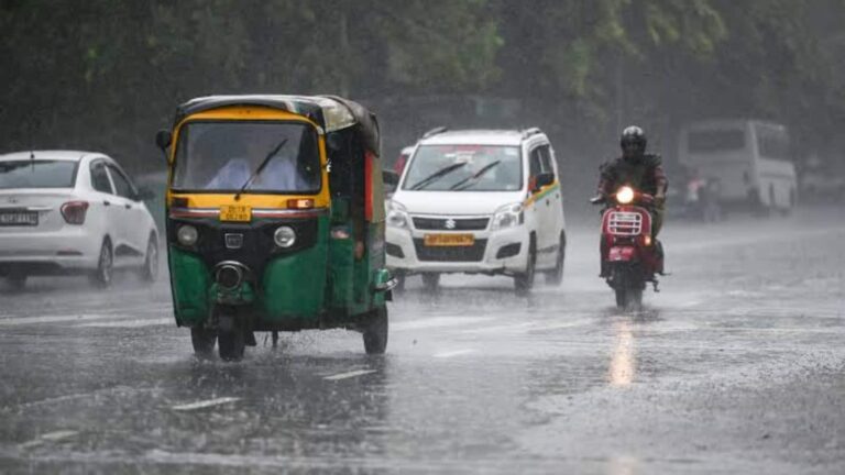 Delhi Weather Today: दिल्ली में नहीं थमेगी बारिश! 16 अगस्त तक रुक-रुककर बरसेंगे बादल, जानें मौसम का हाल