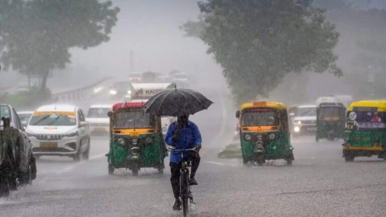 Delhi Weather Today: दिल्ली-NCR में आज भी बारिश के आसार, IMD ने बताया कैसा रहेगा मौसम